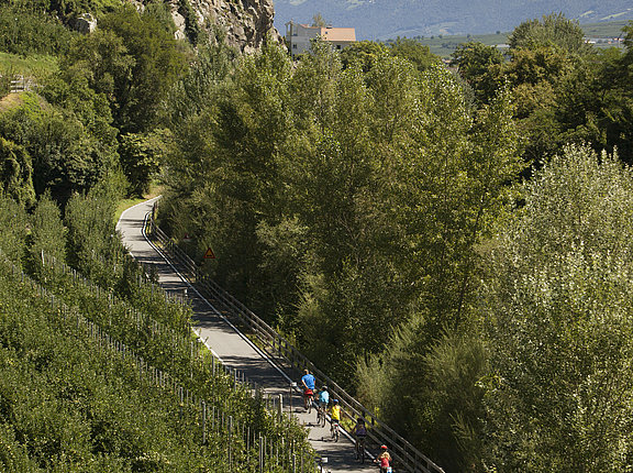 Radfahren auf der Via Claudia Augusta entlang der Etsch, durch die Apfelblüte und Impressionen wie Schloss Kastelbell